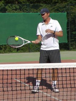 volley-self Improve tennis volley by volleying to yourself