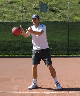 technique-drills Tennis training with medicine ball