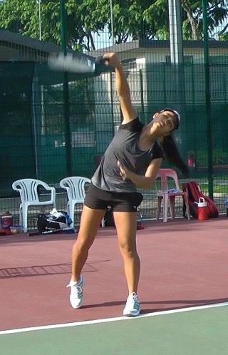 serve-head-tilted tennis serve head position