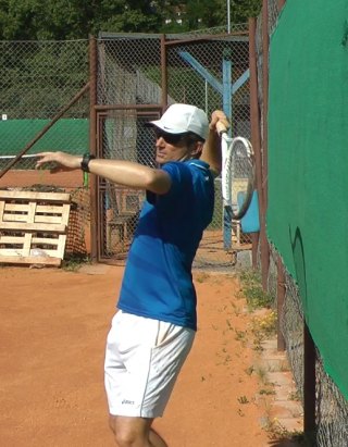 serve-near-fence Correct the waiter's serve