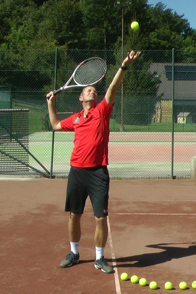 serve-trophy serve backswing into trophy