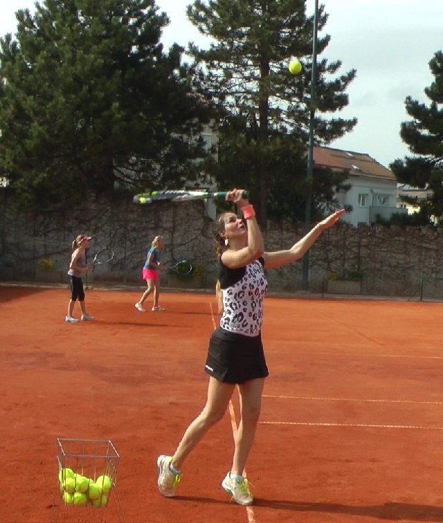 beginner-serve a beginner tennis serve