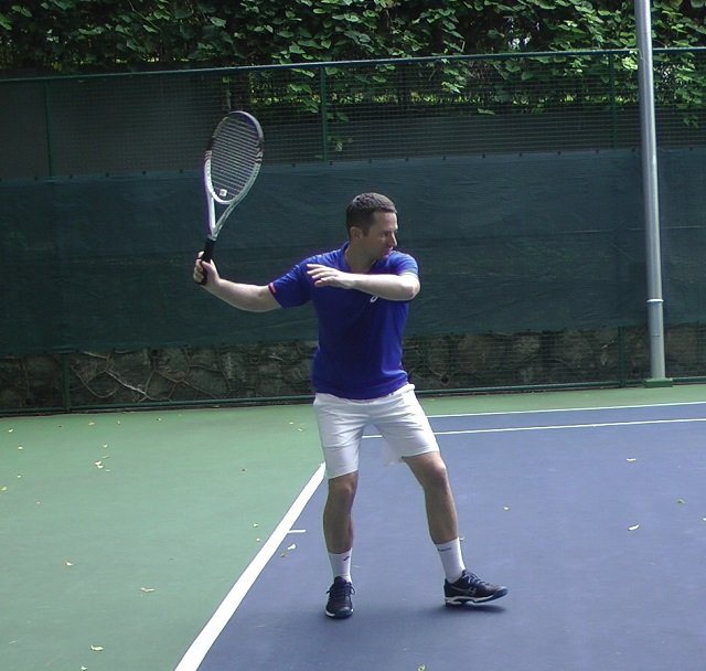 hit-tennis-ball hit a tennis ball forehand