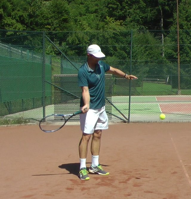 extended-legs extended legs on a forehand