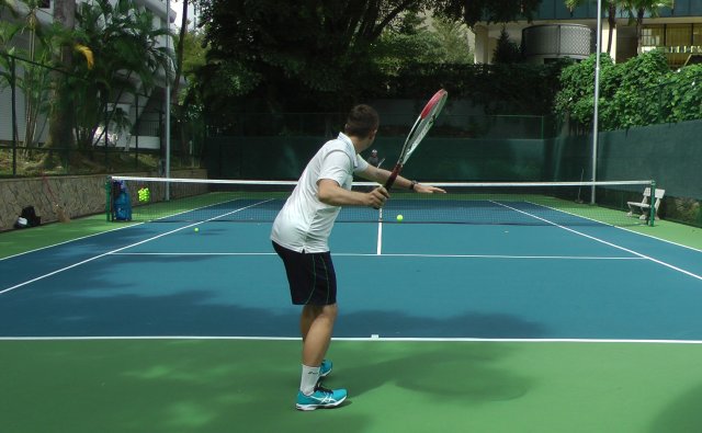 tennis-hit hitting with tennis buddy