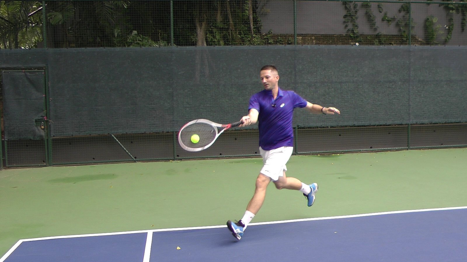 running forehand in tennis