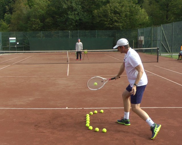 backhand-simple-swing tennis backhand swing path