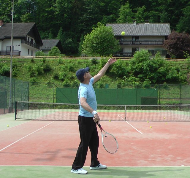 steven-relaxed-serve relaxed tennis serve