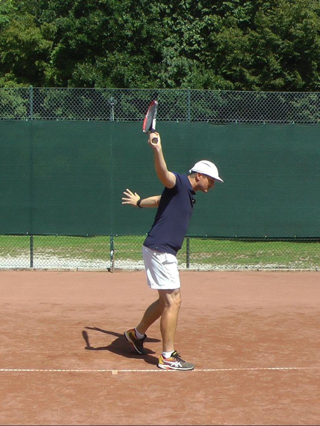 no rotation on one-handed backhand