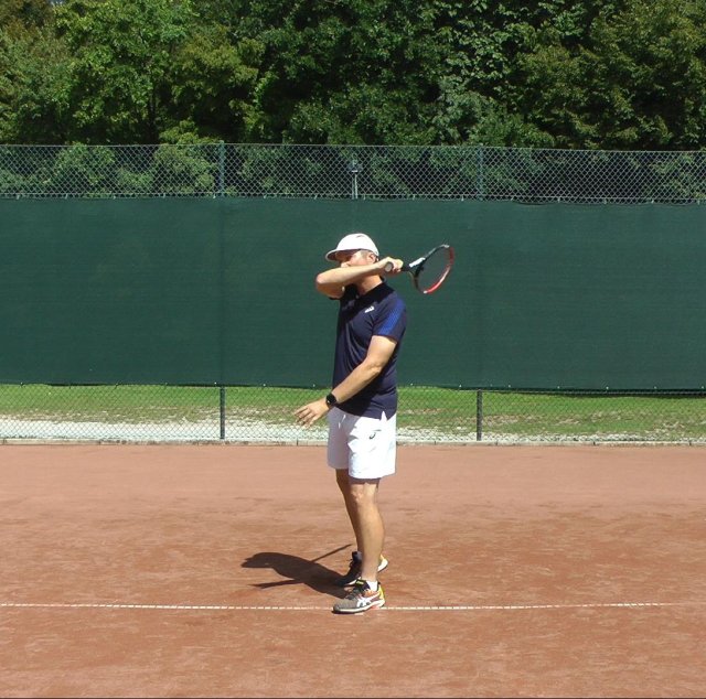 no shoulder rotation on the forehand