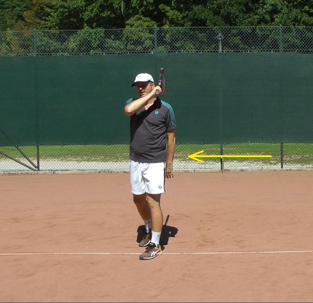 non-hitting-incorrect incorrect non-hitting arm on the forehand