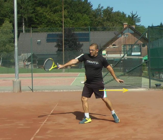 backhand-opposite-arm role of opposite arm on the backhand