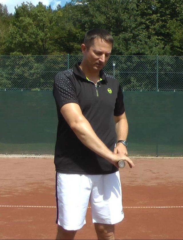 onehanded-backhand-grip finding the one-handed backhand grip