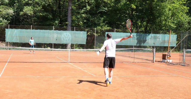 1h-backhand-attack attacking backhand