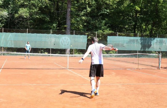 1h-backhand-no-control players lose control of the follow-through