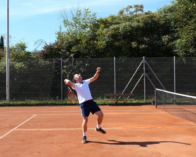 smash-trouble hitting a tennis smash in trouble