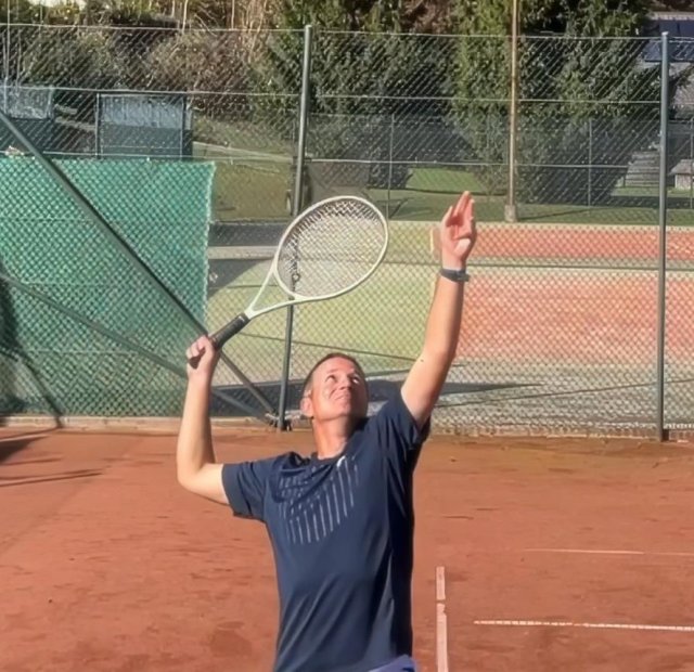 loose-wrist racket handle pushes against the wrist